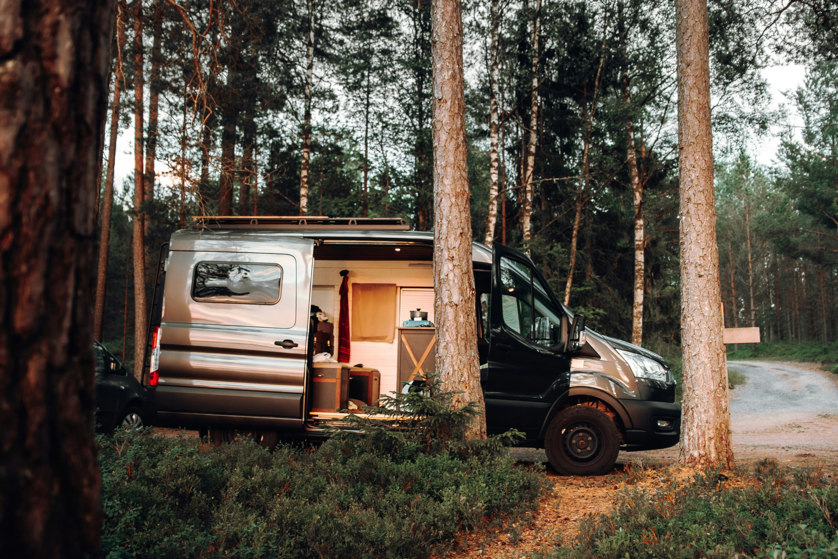 Maatwerk camper in het bos off-grid