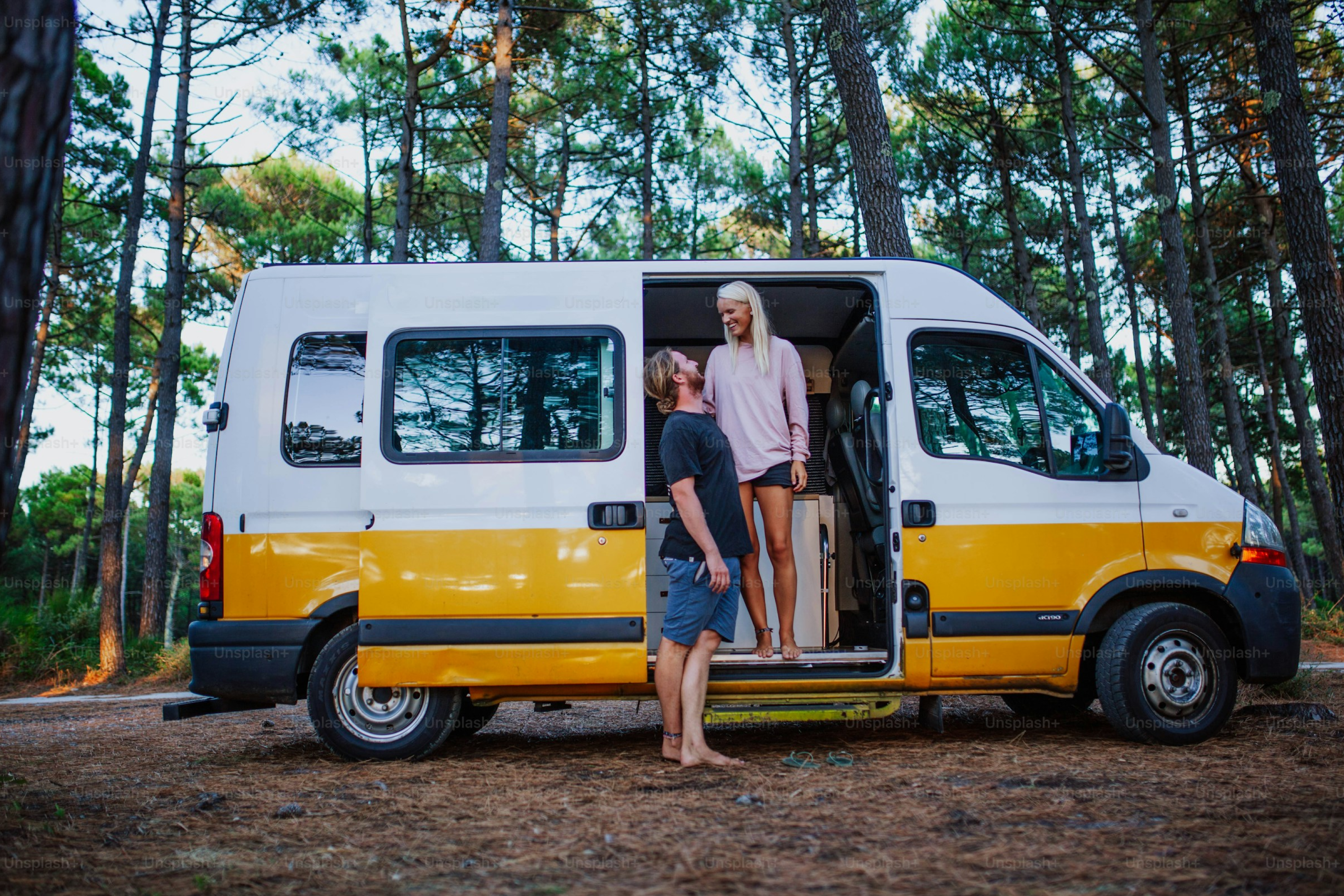Personen staan naast de camper